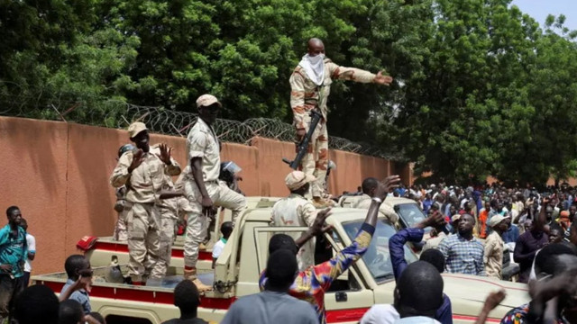 Franța își va evacua cetățenii din Niger începând de marți