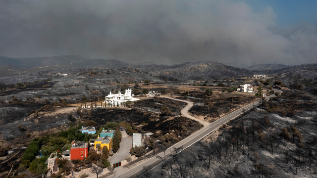 Turiștii evacuați din Rodos din cauza incendiilor vor primi o vacanță gratuită anul viitor