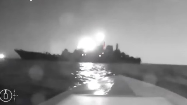 Ucrainenii au lovit din plin nava rusă de desant amfibiu Olenegorskiy Gornyak. Momentul impactului, surprins de la bordul dronei