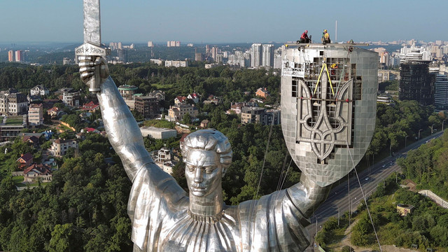 Ucraina înlătură simbolurile sovietice de pe monumentul Patriei Mamă din Kiev