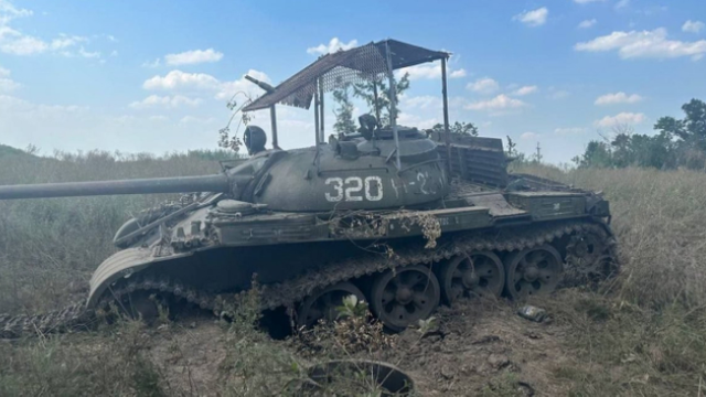 Rusia luptă ca în anii 1950. Primul tanc T-55 cu echipaj distrus de ucraineni pe front. Tancul era echipat cu o „cușcă” metalică de protecție