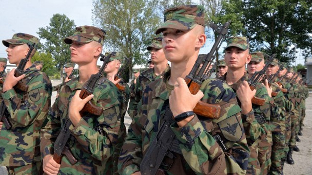 Peste 300 de tineri au depus jurământul militar 