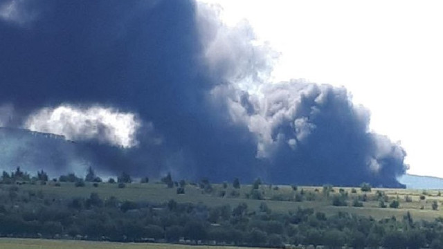 Incendiu masiv în apropiere de cariera Micăuți, din Strășeni. A fost nevoie de intervenția a cinci echipaje de pompieri 