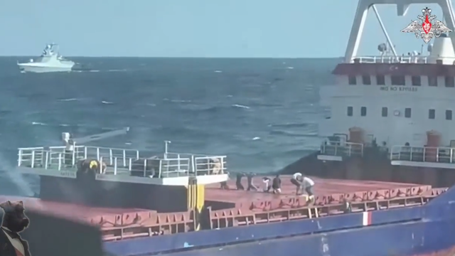 Momentul în care rușii atacă nava civilă în Marea Neagră. Soldații urcă la bord și intră peste marinari. Vasul este în portul Sulina / VIDEO
