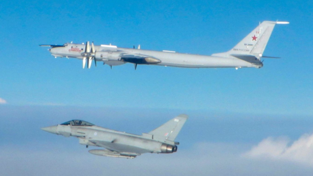 Piloții britanici de Eurofighter își fac selfie-uri în aer cu bombardierele Rusiei: „În caz de război erați morți deja de 20 de minute”