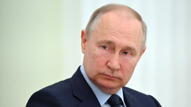 „Putin este un nenorocit și un hoț”. Mesajul apărut pe o burtieră de știri în Siberia, după prăbușirea rublei
