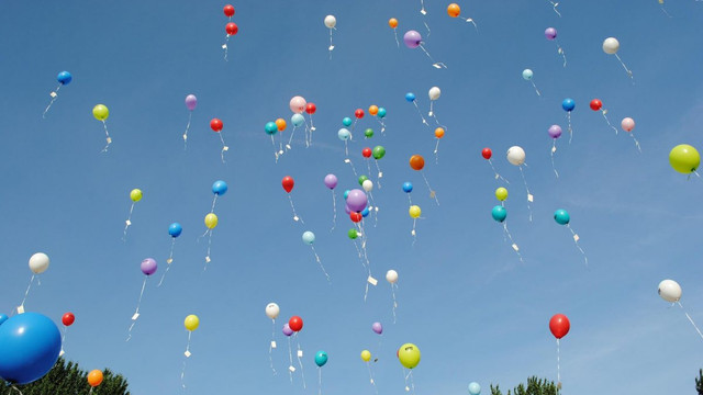 Ministerul Mediului atenționează: baloanele cu heliu pot provoca numeroase probleme mediului
