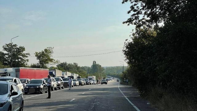 Aglomerație mare la punctul de trecere a frontierei Leușeni-Albița. IGPF a mărit numărul de angajați la linia de control