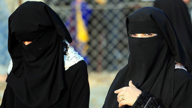 Franța interzice abaya în școlile de stat