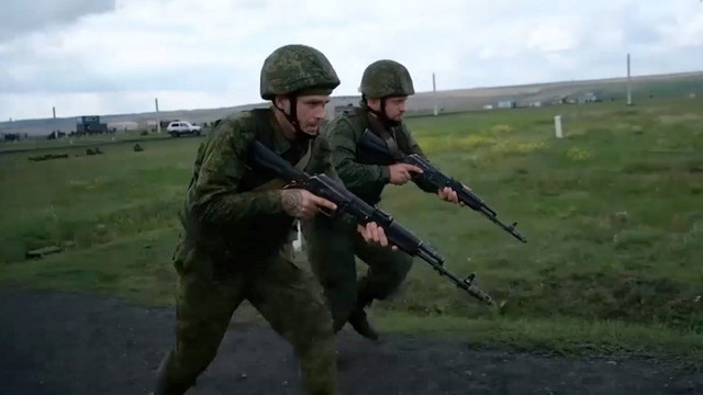 Tot mai mulți soldați ruși dezertează sau refuză să asculte ordinele. „Demonstrează moralul scăzut al armatei ruse”
