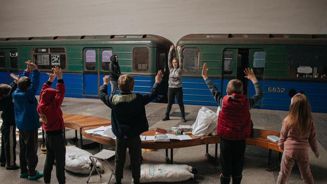Ucraina: Harkov construiește școli în stațiile de metrou pentru a proteja elevii de bombardamentele rusești