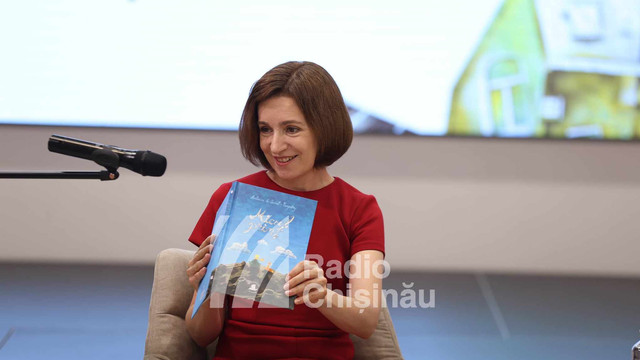 GALERIE FOTO | Maia Sandu a citit romanul „Micul Prinț” copiilor prezenți la Salonul Internațional de Carte „Bookfest Chișinău”
