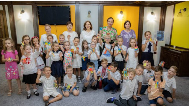 Clopoțeii păcii: Copii din R. Moldova și Ucraina au participat la un atelier de pictură dedicat sărbătorilor naționale, organizat de Parlament