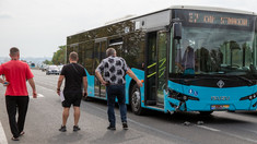 FOTO | Accident rutier cu implicarea unui autobuz municipal