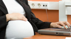 Ministerul Muncii: Femeile însărcinate care aleg să activeze în perioada concediului de maternitate pot beneficia concomitent de salariu și indemnizație de maternitate 