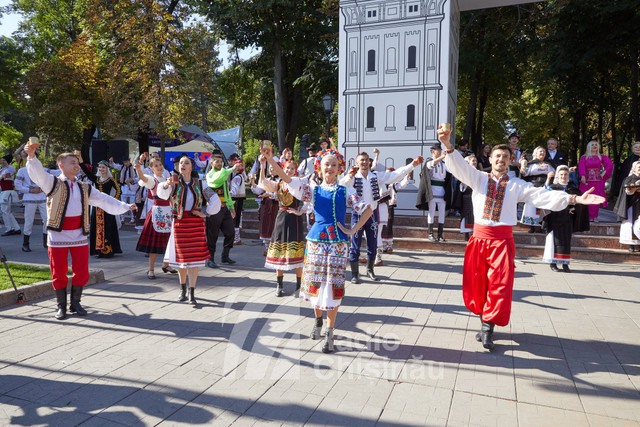 FOTO | Festivalul Etniilor. Douăzeci de curți cu specificul și valorile mai multor etnii sunt amplasate în centrul Chișinăului