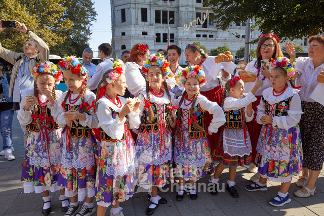 FOTO | Festivalul Etniilor. Douăzeci de curți cu specificul și valorile mai multor etnii sunt amplasate în centrul Chișinăului