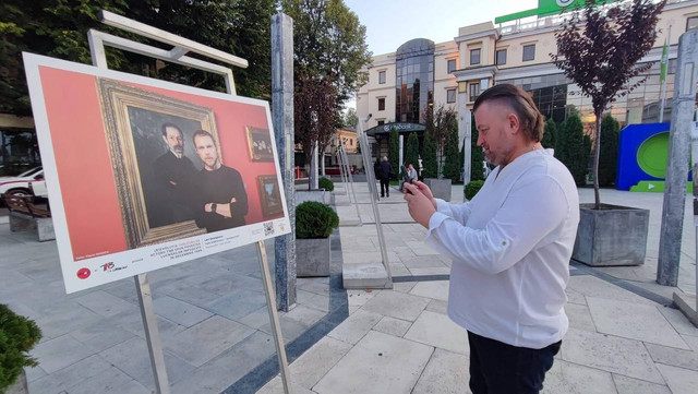 FOTO | Expoziția multimedia „(R)evoluția tablourilor”. Istoria a 11 tablouri împușcate la Revoluția din 1989 din România, făcută cunoscută de autorul expoziției, Florin Ghioca