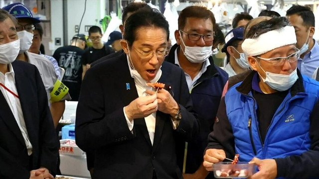 Premierul Japoniei a mâncat pește prins la Fukushima