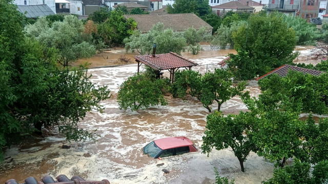 Inundații devastatoare în Grecia. Mașini luate de apă au ajuns în Marea Egee / VIDEO