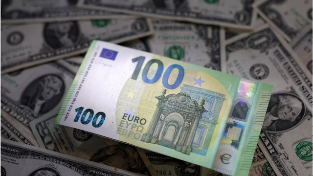 Dolarul se scumpește, iar euro se ieftinește
