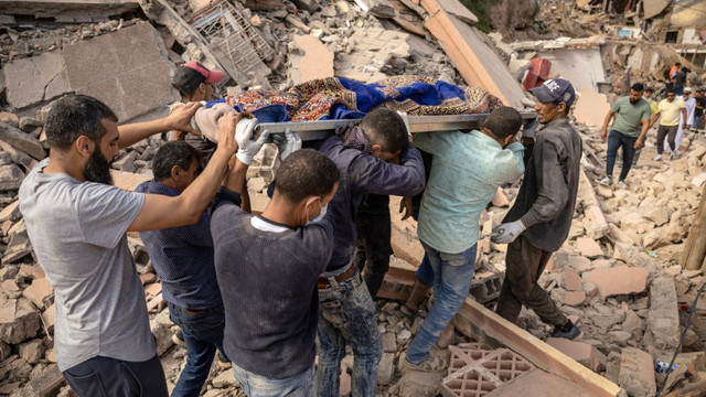 Dezastru și disperare în Maroc după cutremur. Sate din care n-a mai rămas nimic, mii de oameni sapă cu mâinile goale căutându-și rudele

