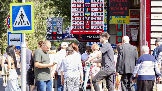 Euro și dolarul se scumpesc