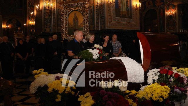 Corpul neînsuflețit al președintelui Mircea Snegur, depus la Catedrala Mitropolitană / FOTO