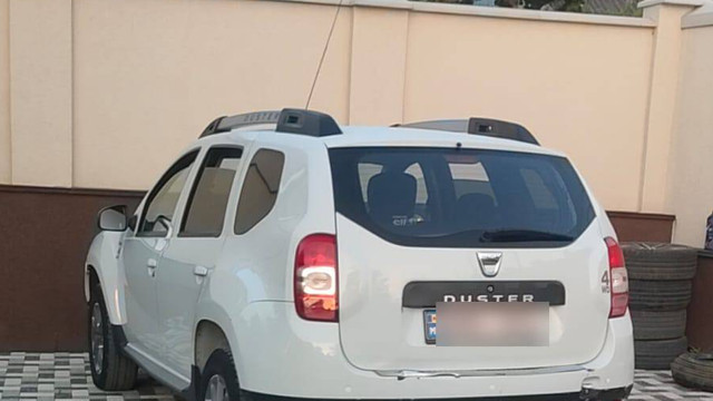 Percheziții la Căușeni: Polițiștii au ridicat un automobil și au reținut un bănuit în organizarea migrației ilegale
