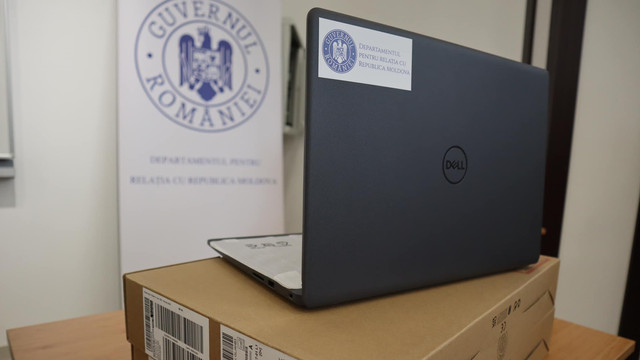 70 de școli din R. Moldova au primit table multifuncționale și laptopuri din partea României
