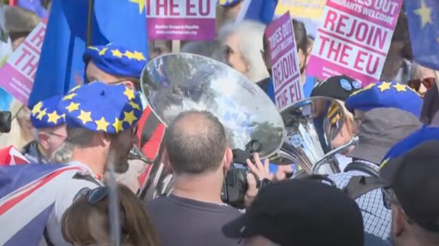 Mii de britanici au demonstrat la Londra împotriva Brexitului: „Ne întoarcem în Uniunea Europeană”!