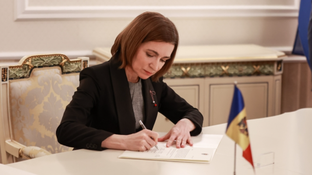 Stiloul cu care Maia Sandu a semnat cererea de aderare la UE a fost vândut la licitație cu 6 mii de euro