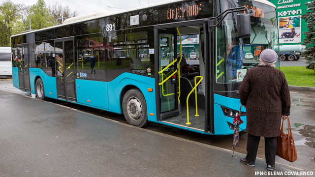 Începând de astăzi, locuitorii orașului Codru au la dispoziție o nouă rută de autobuz
