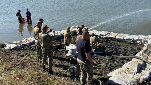 UPDATE / Specialiștii au detonat componenta cu explozibil a rachetei prăbușite în lacul Hârbovăț, raionul Anenii 
