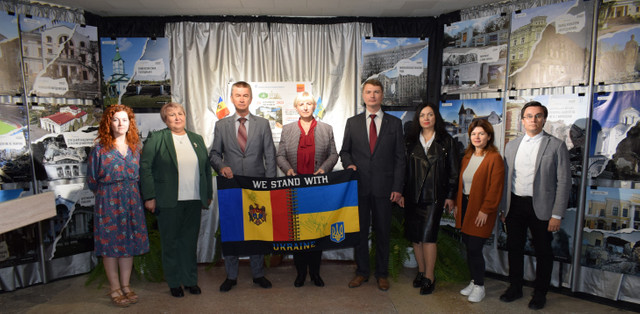 FOTO | Expoziție de fotografii cu genericul  „Cărți poștale din Ucraina: cum „russkii mir” distruge cultura”, deschisă la Biblioteca Științifică a Universității de Stat „Alecu Russo” din Bălți