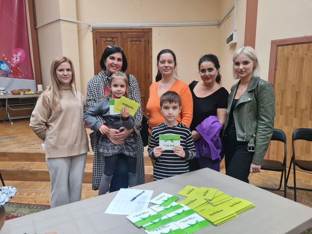 Zeci de copii ai refugiaților ucraineni vor avea încălțăminte de iarnă datorită Asociației Investitorilor din România în Republica Moldova