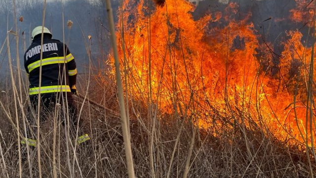 În weekend pompierii au intervenit pentru a lichida 45 de incendii de vegetație uscată