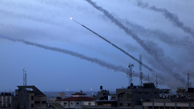 VIDEO | Stare de război în Israel. Un număr enorm de rachete au fost trase din Fâșia Gaza, luptători înarmați au trecut gardul de separare și ucid la întâmplare