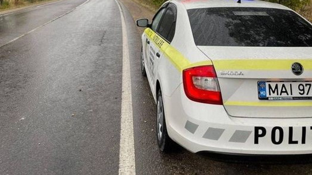 Polițiștii îi îndeamnă pe șoferi să circule cu atenție din cauza carosabilului umed