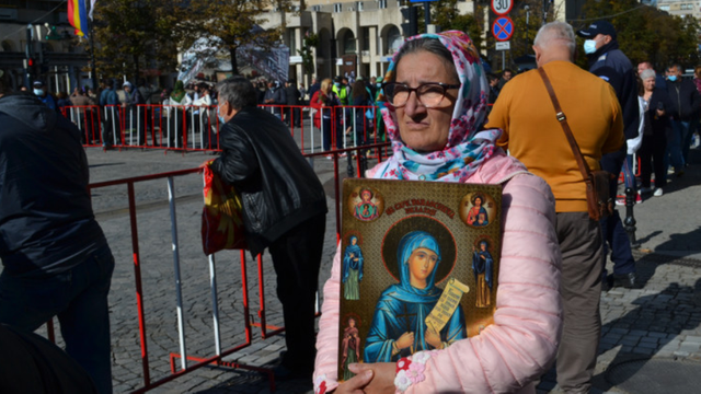 Peste 60.000 de oameni s-au închinat la racla Sfintei Parascheva din Iași. Sâmbătă va avea loc procesiunea religioasă în centrul orașului