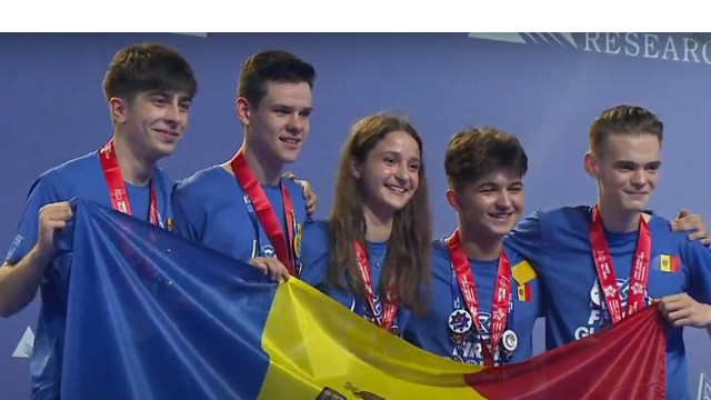 Aur și argint pentru Echipa FIRST Global Team Moldova, la olimpiada de robotică din Singapore
