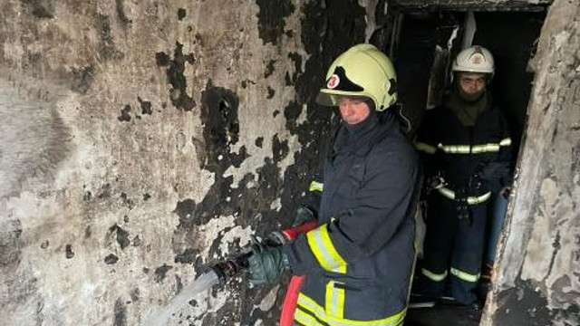 Nouăsprezece persoane au fost evacuate de pompieri în urma unui incendiu produs într-un bloc de locuit din capitală