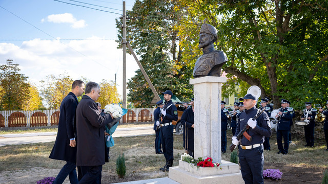 FOTO |  Un bust al Regelui Ferdinand Întregitorul a fost inaugurat și sfințit în satul Curatura, raionul Șoldănești