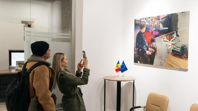 O expoziție de pictură a tinerilor artiști plastici din Republica Moldova și Ucraina a fost vernisată la Centrul de Informare al UE