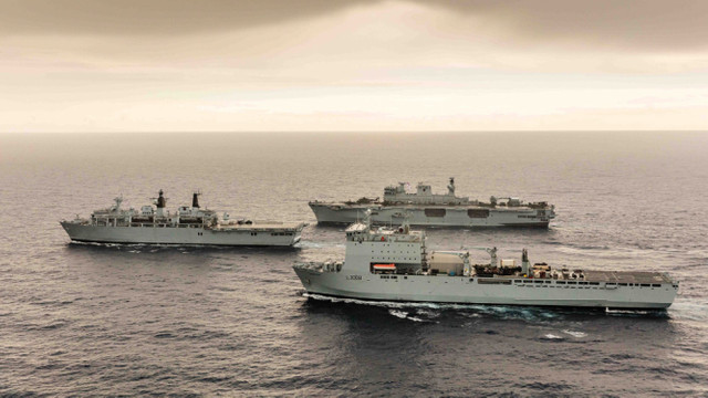 Marea Britanie  urmează exemplul SUA și trimite nave Royal Navy plus avioane spion pentru a sprijini Israelul 