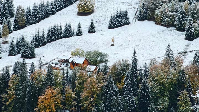 FOTO / VIDEO | Prima zăpadă din această toamnă pe Transfăgărășan, România; Stratul are 15 centimetri la Bâlea Lac