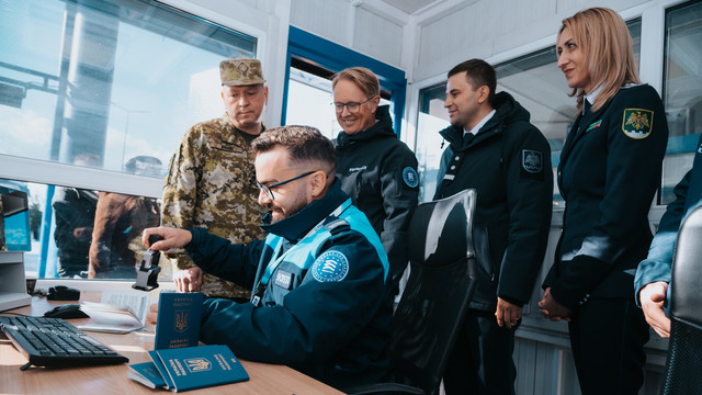 Ofițerii FRONTEX participă la procesul de autorizare a trecerii frontierei Republicii Moldova