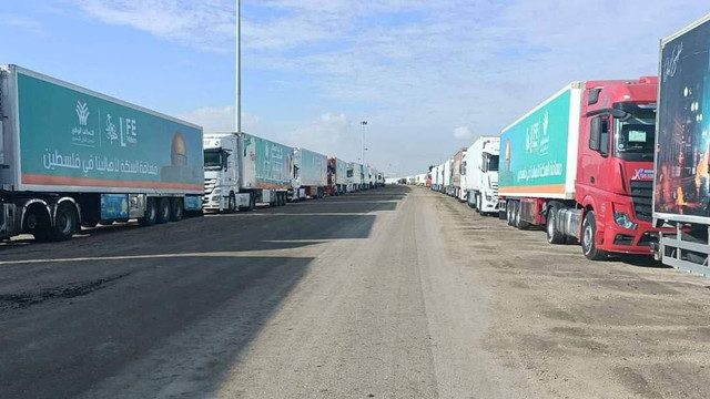 VIDEO | Punctul de frontieră dintre Egipt și Gaza s-a deschis. Primele camioane cu ajutoare umanitare intră în fâșie