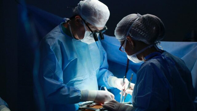 A doua persoană din lume care a primit un transplant experimental de inimă de porc se simte bine la o lună după operație