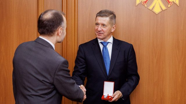 Ambasadorul Steven Fisher decorat, la final de mandat, cu medalia „Meritul diplomatic” clasa I
